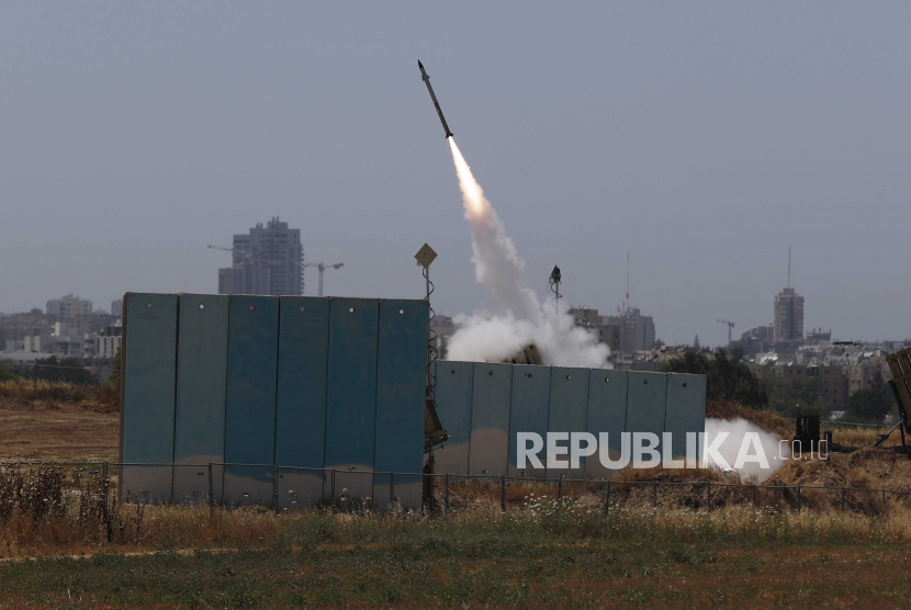  Sebuah rudal diluncurkan dari baterai Iron Dome di Israel selatan. ilustrasi