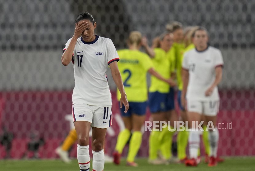 Christen Press Amerika Serikat bereaksi ketika para pemain Swedia merayakan gol ketiga selama pertandingan sepak bola wanita di Olimpiade Musim Panas Tokyo 2020, Rabu, 21 Juli 2021, di Tokyo, Jepang.