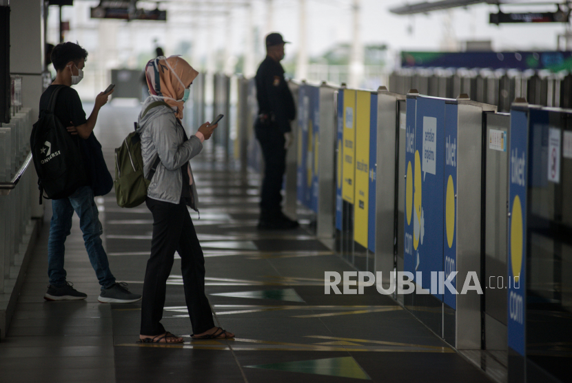 Calon penumpang menggunakan masker saat menunggu kereta Moda Raya Terpadu (MRT) di Stasiun MRT Lebak Bulus, Jakarta Selatan, Senin (6/4). Saat ini tersebar surat yang ditandatangani Pelaksana Tugas (Plt) Menteri Perhubungan Luhut Binsar Pandjaitan dengan Nomor 001/1/4 Phb 2020 Tanggal 6 April 2020 terkait operasionalisasi bandara, pelabuhan, stasiun, dan terminal untuk tidak menutup fasilitasnya. Juru Bicara Kementerian Perhubungan Adita Irawati mengatakan surat tersebut dikeluarkan untuk mengajak semua stakeholders mengawasi dan memastikan transportasi logistik dan penumpang berjalan sesuai protokol kesehatan. 