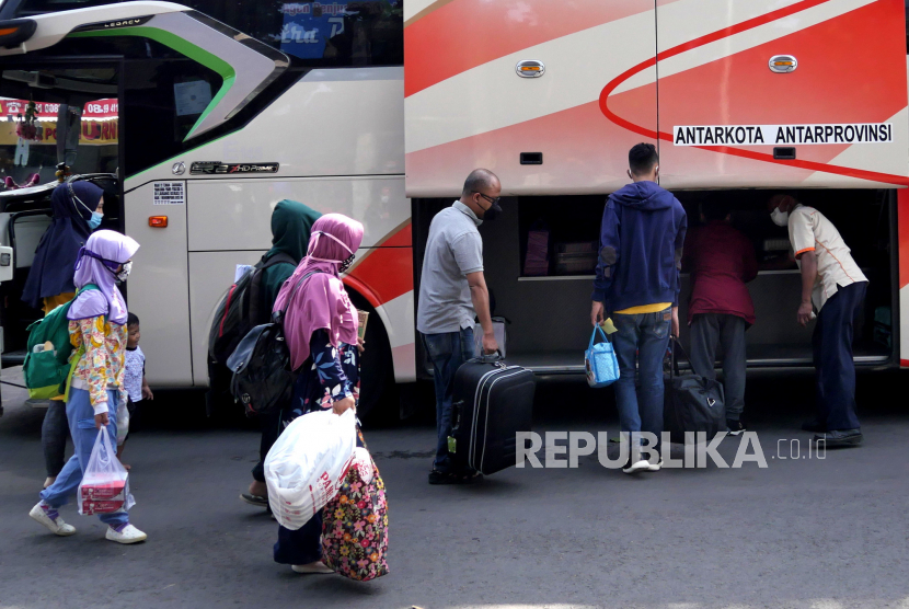 Tujuh Hotel di Yogyakarta Jadi Tempat Karantina Pemudik. Calon penumpang bersiap naik bus antarprovinsi di Terminal Bus Jombor, Yogyakarta, Senin (3/5). Jelang pembatasan angkutan umum pada Kamis (6/5) mendatang, warga mulai mudik lebih awal menuju kampung halaman.