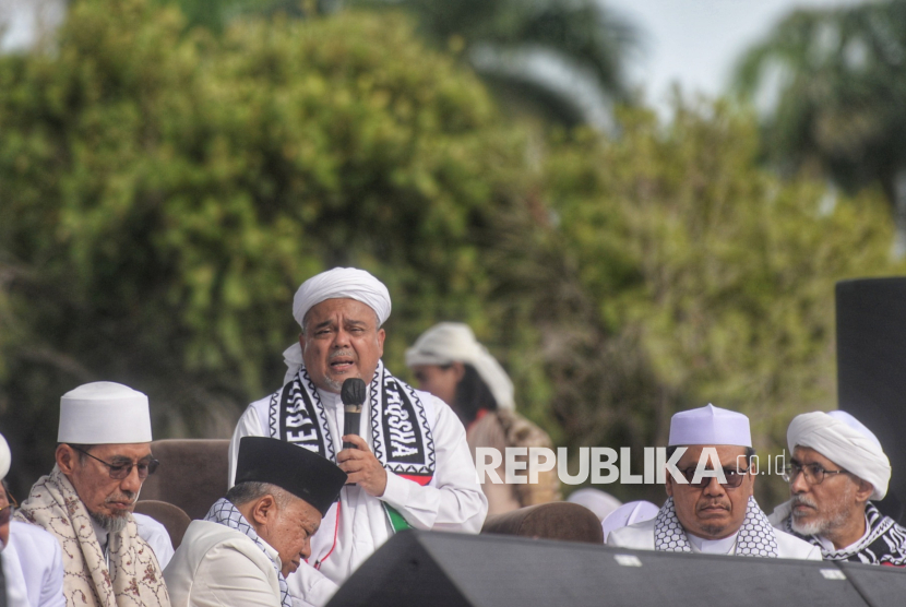 Habib Rizieq Shihab memberikan ceramah saat mengikuti reuni akbar 212 di Kawasan Monas, Jakarta, Senin (2/12/2024). Aksi Reuni Akbar 212 tersebut mengusung tema Revolusi Akhlak Untuk Indonesia Berkah dan Palestina Merdeka. Acara yang dimulai sejak pukul 03.00 WIB diawali dengan shalat tahajud, zikir akbar, shalat subuh berjamaah, lantunan nasyid, menyanyikan lagu Indonesia Raya hingga ceramah dari ulama dan tokoh yang hadir.