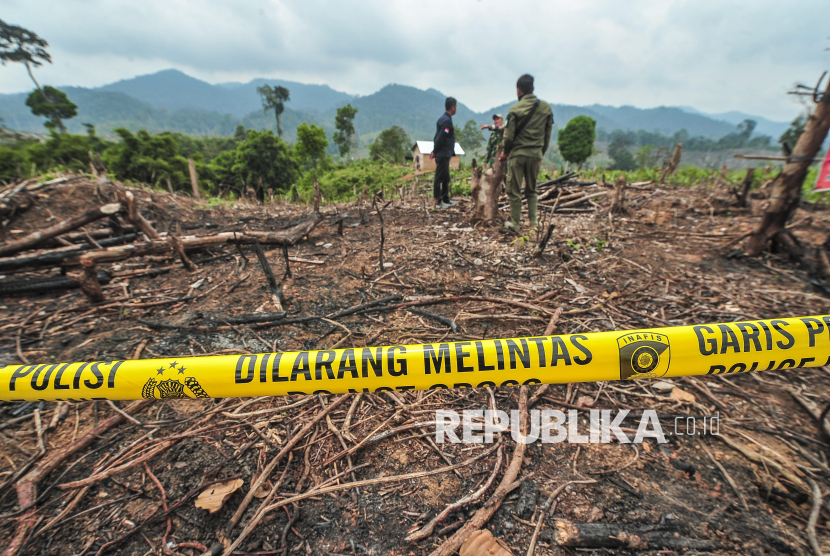 Tim patroli dari TNI/Polri meninjau lokasi bekas pembakaran lahan di kawasan penyangga Taman Nasional Bukit Tigapuluh (TNBT) yang beralih jadi lahan sawit di Tebo, Jambi, Ahad (18/8/2024).