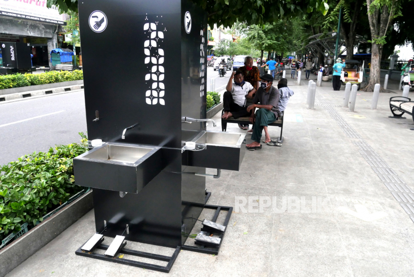 Alat cuci tangan tanpa sentuh ditempatkan di jalur pedestrian Malioboro, Yogyakarta, Kamis (10/12). Pemasangan detektor suhu otomatis ini untuk memantau kondisi pengunjung saat berwisata di Malioboro. Selain 30 detektor suhu, juga ada 34 tempat cuci tangan tanpa sentuh. Fasilitas ini untuk memberikan kenyamanan di Malioboro sekaligus mengurangi risiko penularan Covid-19.