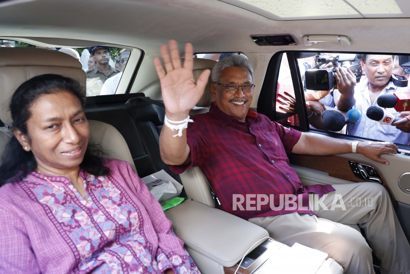 Mantan Menteri Pertahanan dan kandidat presiden Sri Lanka Gotabaya Rajapaksa, kanan, melambai ke media saat dia pergi bersama istrinya Ayoma setelah memberikan suara di Embuldeniya, di pinggiran Kolombo, Sri Lanka, Sabtu, 16 November 2019. Presiden Sri Lanka Gotabaya Rajapaksa, istri dan dua pengawalnya meninggalkan pesawat Angkatan Udara Sri Lanka menuju kota Male, ibu kota Maladewa, menurut seorang pejabat imigrasi yang berbicara dengan syarat anonim karena sensitivitas informasi tersebut. Situasi Rabu, 13 Juli 2022.