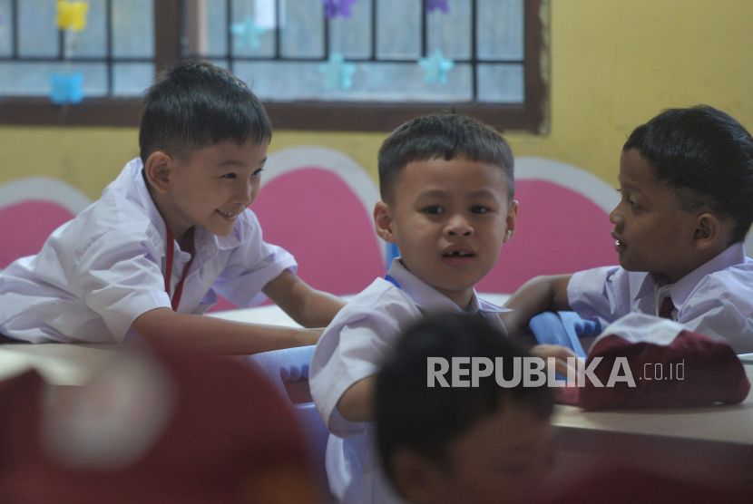 Anak sekolah (ilustrasi). Psikolog mengatakan kebijakan masuk sekolah di Jawa Barat pukul 06.30 butuh adaptasi.