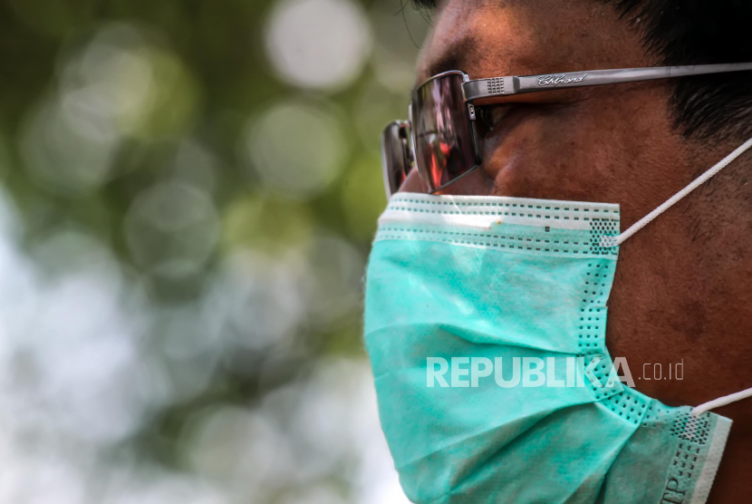 Warga memakai masker saat beraktivitas di Lhokseumawe, Aceh, Senin (6/4/2020). Organisasi Kesehatan Dunia (WHO) mengeluarkan rekomendasi terbarunya agar semua orang yang keluar rumah untuk menggunakan masker meski tidak sakit sebagai upaya pencegahan penularan COVID-19