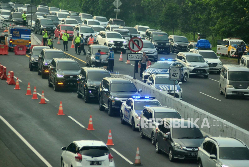 Masih mengalirnya kendaraan pemudik dari arah Jakarta/ Jawa Barat menuju arah Solo/ Surabaya --melalui jalan tol Semarang- Solo-- membuat arus lalu lintas di ruas jalan tol ini terlihat cukup ramai.
