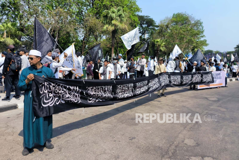 Aksi damai solidaritas untuk mujahidin dan Muslim Palestina di depan Kedutaan Besar Amerika Serikat (AS) di Jakarta, Sabtu (21/10/2023). 