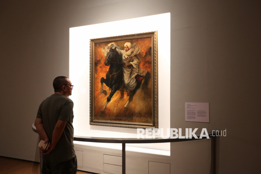 Pengunjung mengamati karya seni dalam Pameran NYALA : 200 Tahun Perang Diponegoro di Galeri Nasional Indonesia, Jakarta, Selasa (22/7/2025). Pameran Nyala: 200 Tahun Perang Diponegoro, sebuah pameran seni dan sejarah yang mengangkat kembali makna perjuangan Diponegoro melalui perspektif visual, artistik dan interdisipliner. Pameran yang digelar hingga 15 September 2025 menghadirkan 33 karya dari 26 perupa yang dipilih dari berbagai daerah. Pameran ini menghadirkan karya seni yang berkaitan dengan Perang Diponegoro, berupa lukisan, patung, instalasi, sketsa, dan seni media (Imersif, Augmented Reality, Video). Selain itu, ada juga artefak berupa arsip, naskah, koin, dan buku-buku terkait Perang Diponegoro. Perang Diponegoro merupakan peristiwa monumental dalam perlawanan Nusantara terhadap pemerintah kolonial Belanda. Peristiwa perang ini menjadikan sebuah refleksi untuk merenungkan nilai-nilai kepahlawanan, nasionalisme, pentingnya menjaga martabat bangsa.