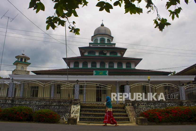 Warga berjalan di depan Masjid Al Ala, Desa Jatuh, Kabupaten Hulu Sungai Tengah, Kalimantan Selatan, Selasa (4/4/2023). Masjid yang dibangun sekitar abad ke-17 Masehi dan diperkirakan berumur lebih dari 300 tahun tersebut menjadi simbol dakwah islami di Kabupaten Hulu Sungai Tengah. 