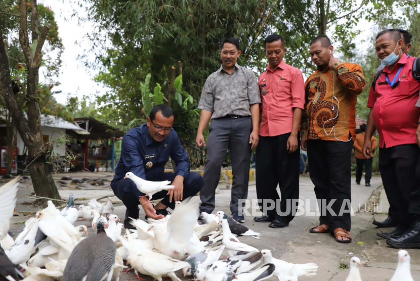 Wakil Bupati Garut meninjau kondisi Taman Satwa Cikembulan di Desa Cikembulan, Kecamatan Kadungora, Kabupaten Garut, Provinsi Jawa Barat, Selasa (24/1/2023). 