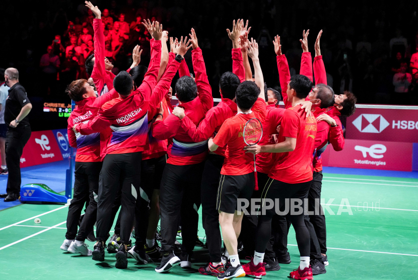 Para pemain Indonesia melakukan selebrasi di lapangan setelah Jonatan Christie memastikan kemenangan tim Indonesia atas tim China dalam babak final Piala Thomas, di  Aarhus, Denmark, Ahad (17/10/2021). Indonesia berhasil merebut Piala Thomas setelah berhasll mengalahkan China  di babak final 3-0.