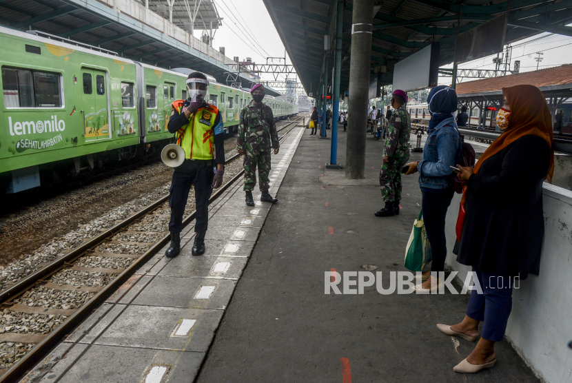 Sejumlahpetugas dan anggota TNI saat menghimbau penumpang KRL di Stasiun Manggarai, Jakarta, Kamis (28/5). Kedisiplinan protokol kesehatan di lingkungan KRL itu dilakukan menjelang diberlakukannya tatanan normal baru