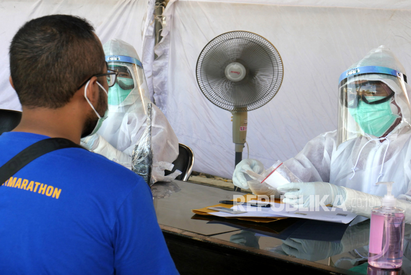 Petugas medis mendata warga saat tes Swab massal di Dinas Kesehatan Bantul, Yogyakarta, Selasa (23/6).