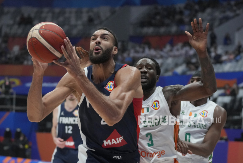 Bintang bola basket Prancis, Rudy Gobert, saat tampil di FIBA World Cup 2023 di Indonesia Arena, Jakarta.