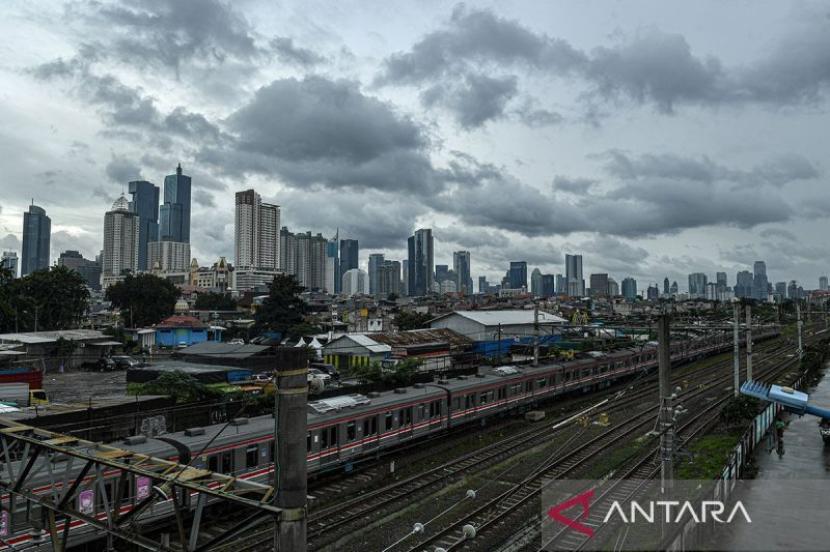 BMKG prakiraan awan tebal gelayuti Monas saat perayaan HUT RI.