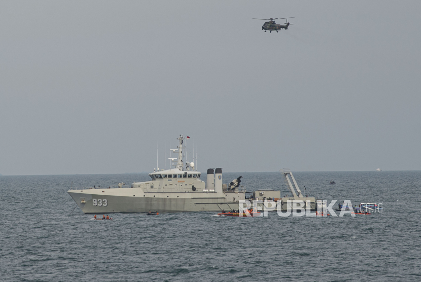 Helikopter EC 725 Caracal TNI AU terbang di atas KRI Rigel-933 saat pencarian korban dan puing pesawat Sriwijaya Air SJ 182 di perairan Kepulauan Seribu, Jakarta, Senin (11/1/2021). Operasi pertolongan dan pencarian kecelakaan pesawat Sriwijaya Air SJ-182 pada hari ketiga difokuskan pada pencarian di bawah permukaan laut, baik untuk jenazah penumpang, serpihan potongan bagian pesawat terbang, maupun kotak hitam. 