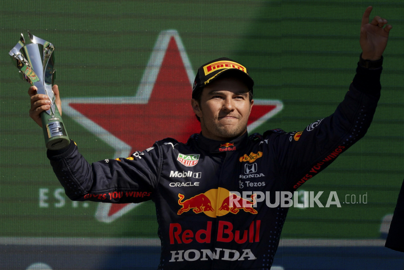  Pembalap Red Bull Sergio Perez.  Sergio Perez meraih pole position pertama dalam kariernya dalam Formula Satu, menjelang balapannya yang ke-215 di Grand Prix Arab Saudi, Sabtu waktu setempat. Pemimpin klasemen Charles Leclerc dari tim Ferrari menemani pebalap Meksiko itu barisan depan balap nanti, sedangkan rekan satu timnya dari Spanyol Carlos Sainz start ketiga.
