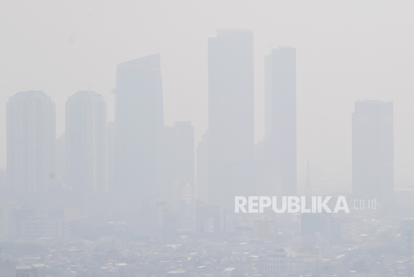 Deretan gedung bertingkat yang tertutup polusi di Jakarta, Jumat (21/6/2024). 