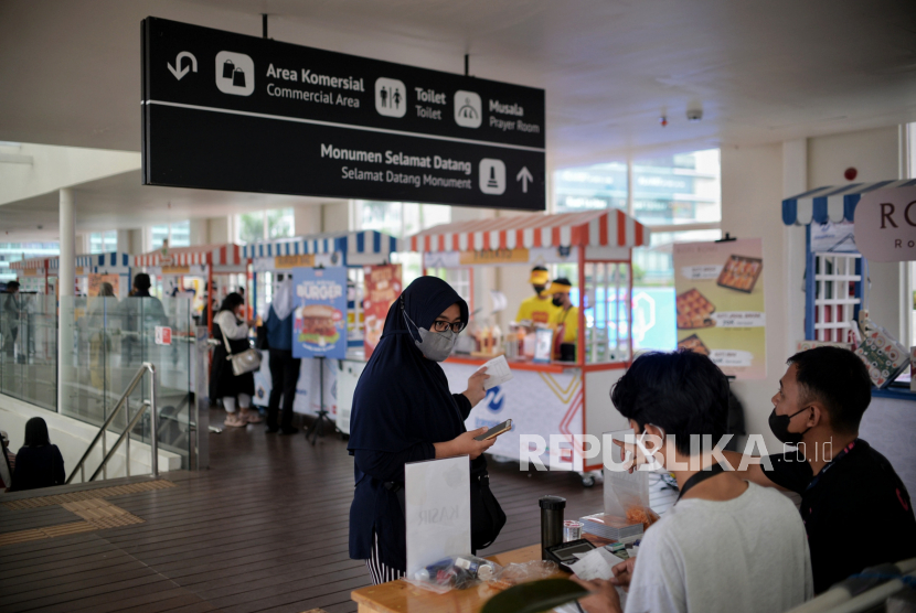 Pengunjung berbelanja di Festival Tjemilan TiJe di Halte TransJajarta Bundaran Hotel Indonesia, Jakarta Pusat, Sabtu (25/2/2023). Festival tersebut menyediakan beragam jajanan jadul serta makanan yang digelar mulai tanggal 23 Februari hingga 19 Maret sebagai upaya memberdayakan UMKM dengan memanfaatkan ruang publik sebagai sarana untuk berdagang.