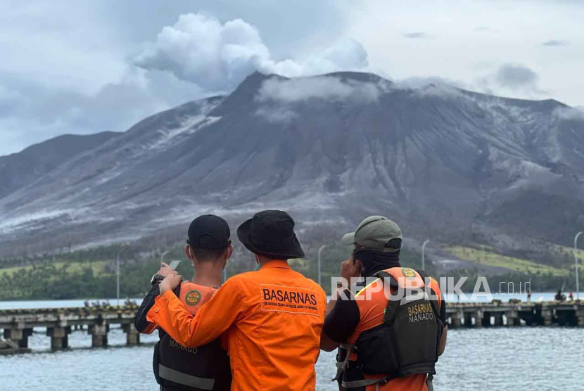 Personel Basarnas (Badan SAR Nasional) mengamati gunung Ruang dari dermaga pelabuhan Tagulandang, Kabupaten Kepulauan Sitaro (Siau, Tagulandang, Biaro), Sulawesi Utara, Kamis (18/4/2024).