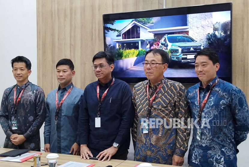 Jajaran direksi PT Mitsubishi Motors Krama Yudha Sales Indonesia (MMKSI) dalam media interview di IIMS 2024 di JIExpo Kemayoran, Jakarta, Jumat (16/2/2024). 