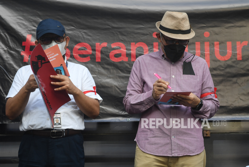 Mantan pimpinan KPK Saut Situmorang (kanan) bersama penyidik nonaktif KPK Novel Baswedan (kiri) menuliskan surat untuk presiden saat mengikuti aksi anti korupsi di Jakarta, Rabu (15/9/2021). Aksi tersebut berlangsung sebagai bentuk kekecewaan terhadap pemberantasan korupsi di Indonesia, serta meminta Presiden Joko Widodo untuk membatalkan pemecatan 51 pegawai KPK yang selama ini memiliki integritas tinggi dalam pemberantasan korupsi di Indonesia.