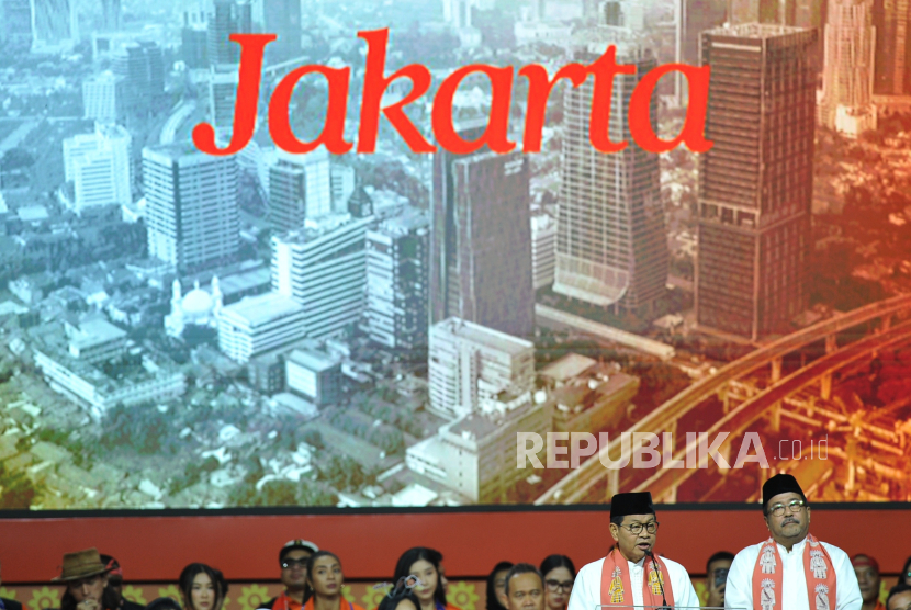 Pasangan calon gubernur dan wakil gubernur DKI Jakarta nomor urut  3 Pramono Anung dan Rano Karno menjawab pertanyaan panelis saat mengikuti sesi debat kedua Pemilihan Gubernur DKI Jakarta, di Beach City International Stadium (BCIS), Ancol, Jakarta Utara, Ahad (26/10/2024). Debat kedua ini mengusung tema ekonomi kesejahteraan sosial dengan enam sub tema yang meliputi infrastruktur integrasi dan pelayanan dasar prima, pendidikan dan kesehatan, penanganan ketimpangan sosial, pembangunan ekonomi digital dan UMKM, pariwisata dan ekonomi kreatif serta inflasi bahan pangan.