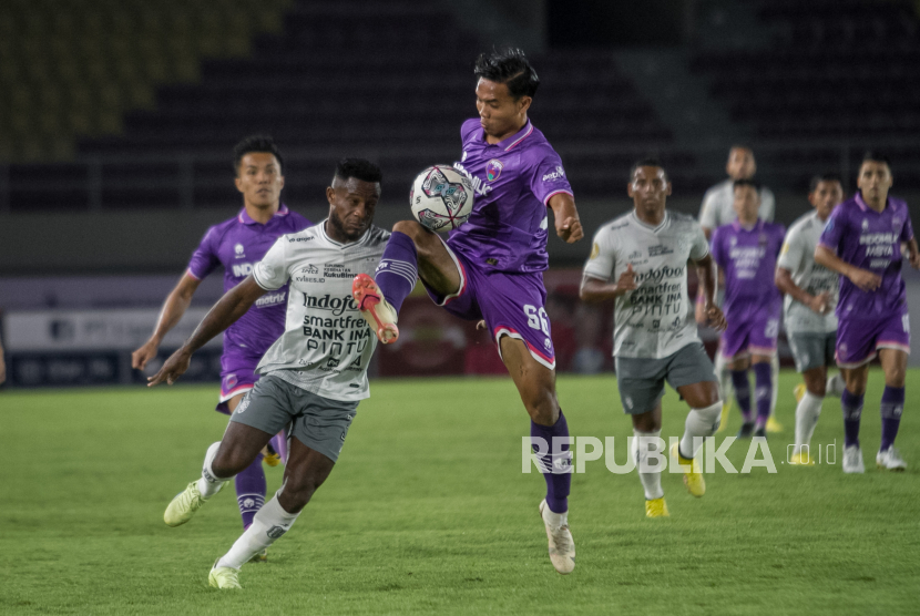Pesepak bola Persita Tangerang Mario Jardel (kanan) berebut bola dengan pesepak bola Bali United FC Jean Marie Privat Befolo Mbarga (kiri) pada pertandingan BRI Liga 1 di Stadion Manahan, Solo, Jawa Tengah, Senin (5/12/2022). Bali United FC mengalahkan Persita Tangerang dengan skor 3-2. 