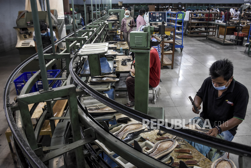 Sejumlah pekerja menyelesaikan pembuatan sepatu kulit di Pabrik Fortuna Shoes, Jalan Soekarno Hatta, Kota Bandung, Rabu (31/3). Ekspor Maret 2021 mencapai 18,35 miliar dolar AS menjadi yang tertinggi sejak Agustus 2011.