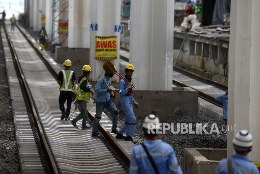 Pekerja beraktivitas di proyek pembangunan Kereta Api Cepat Jakarta Bandung (KCJB) di Stasiun Halim, Jakarta , Jumat (31/3/2023). Pemasangan rel Kereta Cepat Jakarta Bandung (KCJB) telah rampung, Total sebanyak 304 Km rel telah terpasang yang meliputi jalur ganda seluruh trase KCJB sejauh 142,3 Km, rel di 4 stasiun dan depo Tegalluar. Dengan sudah tersambungnya seluru Jalur KCJB akan membantu percepatan penyelesaian proyek yang sudah memasuki tahap akhir.