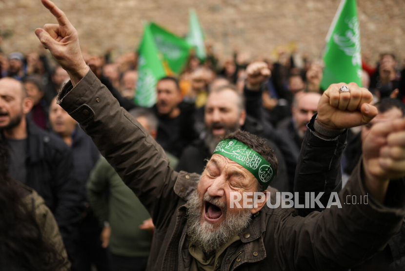 Orang-orang meneriakkan slogan-slogan saat protes di luar konsulat Swedia di Istanbul, Turki, Minggu, 22 Januari 2023. Kemarahan atas protes pembakaran Alquran di Swedia menghasilkan protes hari kedua di Turki, yang mencerminkan ketegangan antara kedua negara.
