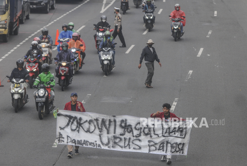 Mmassa aksi dari Badan Eksekutif Mahasiswa Seluruh Indonesia (BEM SI) menggelar demonstrasi di depan Gedung DPR, Senayan, Jakarta Pusat, Senin (11/4/2022).
