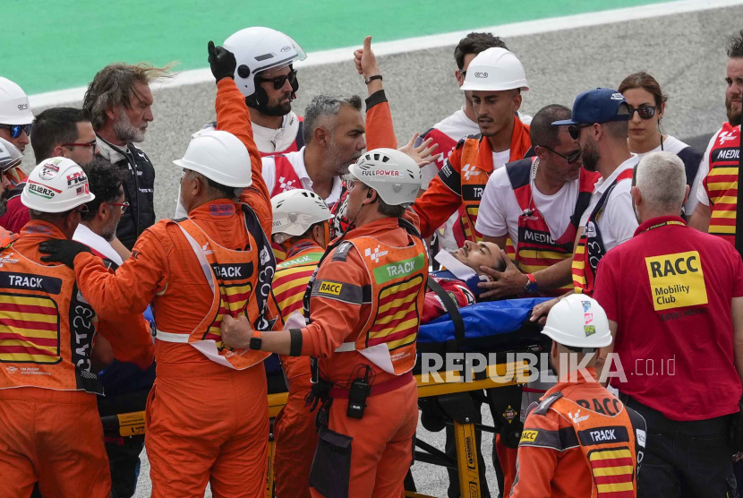 Pembalap tim Ducati, Pecco Bagnaia, langsung mendapatkan penanganan medis sebelum dibawa ke rumah sakit usai kecelakaan di GP Catalunya, Spanyol, Ahad (3/9/2023).