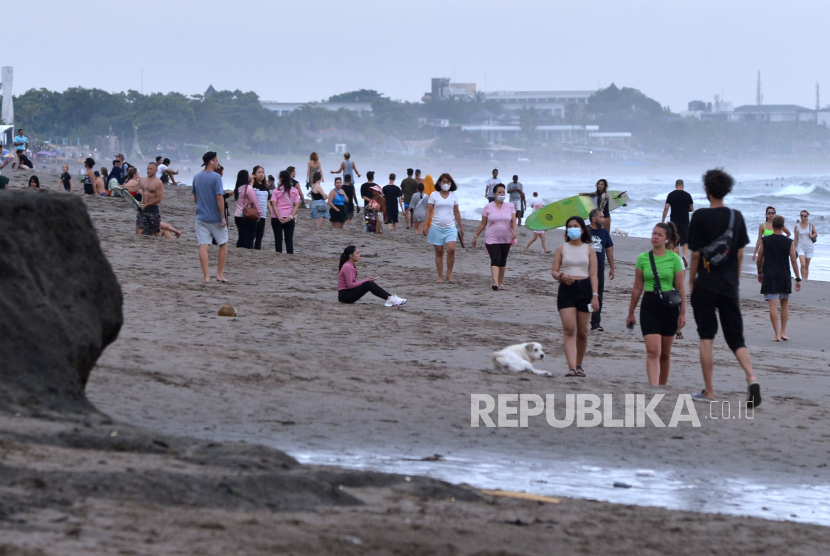 Wisatawan mengunjungi kawasan wisata Pantai Batu Bolong di Canggu, Badung, Bali, Senin (7/2/2022). Pemerintah menaikkan status PPKM di wilayah Provinsi Bali ke level 3 karena peningkatan kasus COVID-19 serta rawat inap yang meningkat. 