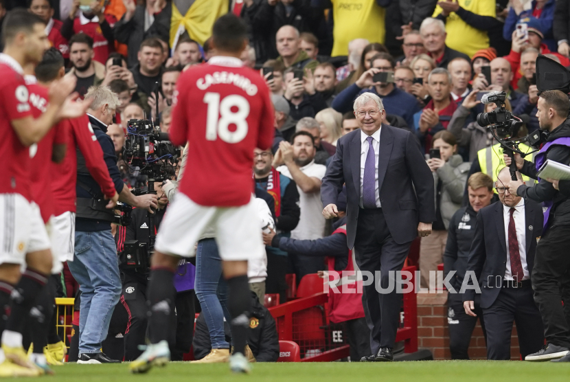 Mantan pelatih Manchester United Sir Alex Ferguson tiba di lapangan sebelum pertandingan sepak bola Piala Liga Inggris.