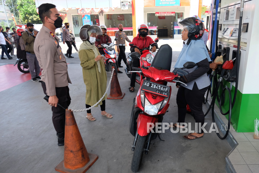 Polisi melakukan inspeksi mendadak (sidak) transaksi penjualan BBM Subsidi di SPBU Manahan, Solo, Jawa Tengah, Kamis (1/9/2022). Sidak yang digelar di sejumlah SPBU di Kota Solo tersebut untuk memastikan ketersediaan BBM dan mengawasi transaksi penjualan BBM bersubsidi di masyarakat. 