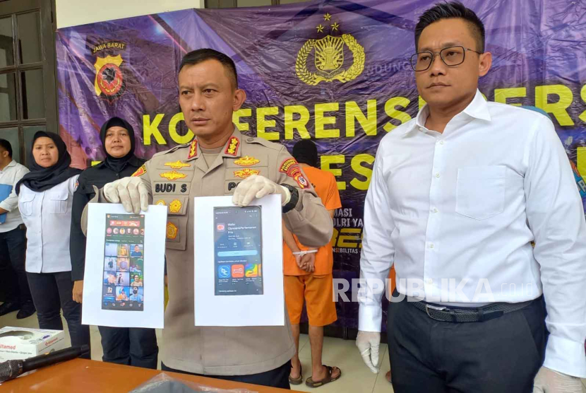 Kapolrestabes Bandung Kombes Pol Budi Sartono didampingi Kasatreskrim Kompol Agta Bhuwana menyampaikan keterangan terkait dua tersangka pencabulan terhadap anak sesama jenis, Rabu (27/9/2023). 
