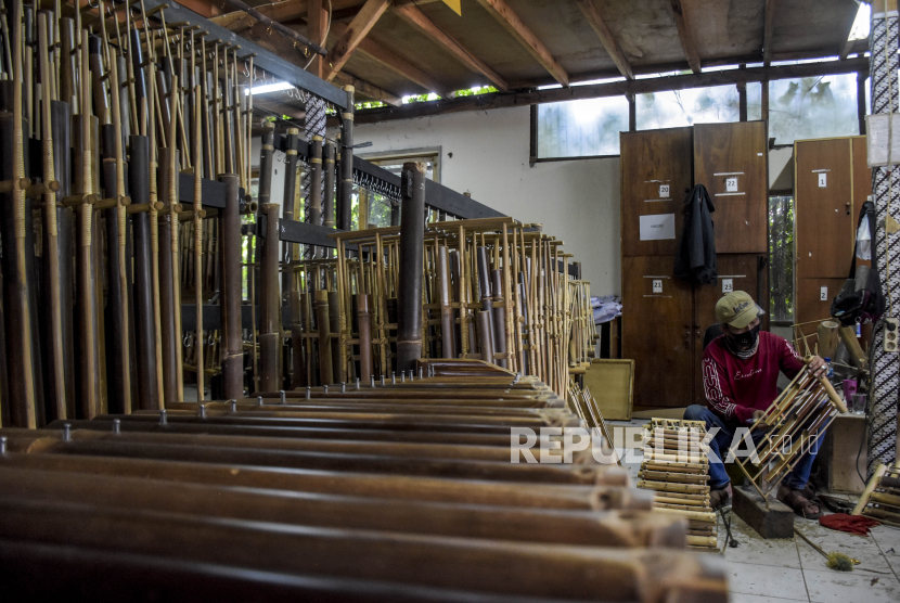 Perajin menyelesaikan pembuatan angklung di Saung Angklung Udjo, Jalan Padasuka, Kota Bandung, beberapa waktu lalu. 