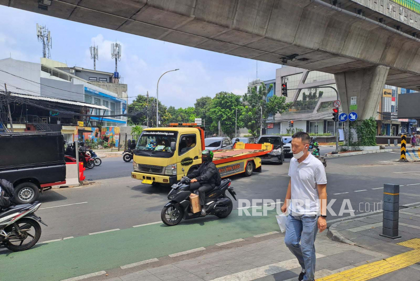 Pejalan kaki melintas di kawasan persimpangan Santa, Kebayoran Baru, Jakarta Selatan, Selasa (18/4/2023), yang sudah dibuka kembali oleh Dishub DKI.