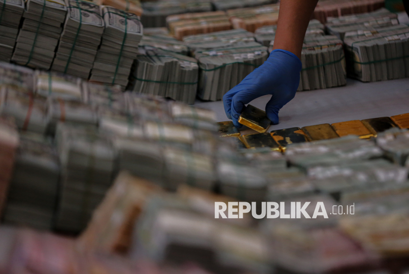 Petugas menata barang bukti hasil penyidikan kasus dugaan korupsi dan tindak pidana pencucian uang (TPPU) saat konferensi pers, di Gedung Promoter Polda Metro Jaya, Jumat (10/7/2026).