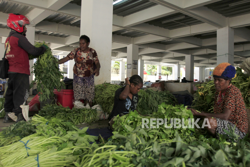 Sejumlah pedagang menyiapkan dagangannya di Pasar Mama-Mama di Jayapura, Papua, Senin (8/6/2020). Pemprov Papua mulai melakukan relaksasi aktivitas masyarakat saat fase normal baru hingga pukul 18