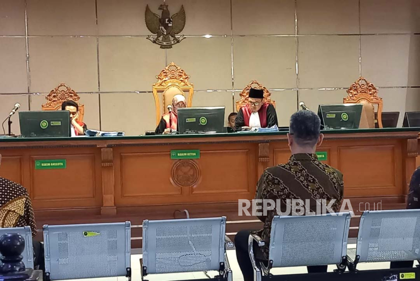 Mantan Wali Kota Bandung Yana Mulyana, Kadishub Kota Bandung Dadang Darmawan dan Sekdishub Kota Bandung Khairur Rijal tengah mendengarkan pembacaan vonis yang dibacakan majelis hakim Pengadilan Negeri Bandung, Rabu (13/12/2023) terkait kasus pengadaan CCTV dan ISP tahun 2022-2023. 