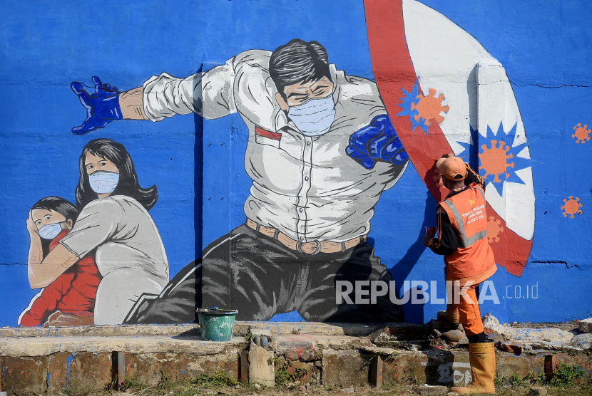 Petugas PPSU Bukit Duri menyelesaikan pembuatan mural yang berisi pesan waspada penyebaran virus Corona di Bukit Duri, Jakarta, (ilustrasi)