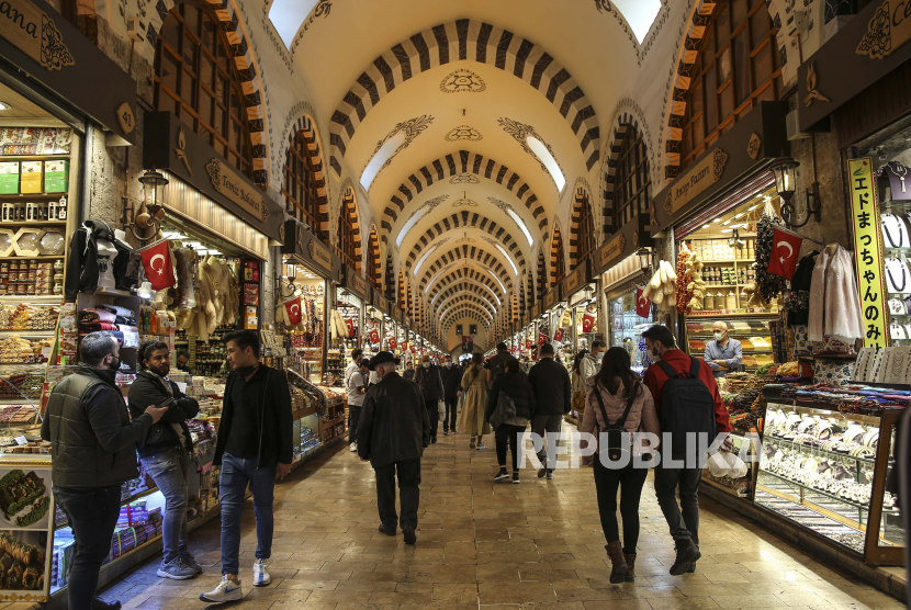 Orang-orang berjalan di dalam Bazaar Mesir yang bersejarah, di Istanbul, Selasa, 13 April 2021.