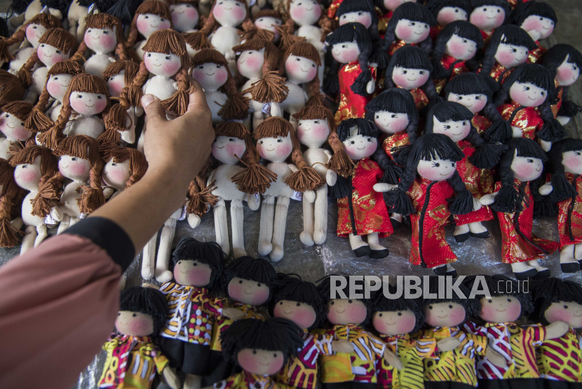Pekerja menata susunan boneka saat produksi boneka karakter Circa Handmade di Cihanjuang, Kabupaten Bandung Barat, Jawa Barat, Selasa (2/12/2020). Otoritas Jasa Keuangan (OJK) telah mengeluarkan kebijakan untuk menjaga stabilitas perbankan di tengah pandemi Covid-19. 