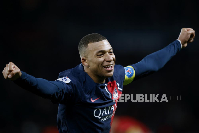 Paris Saint Germain Kylian Mbappe celebrates the 4-1 lead goal during the French Ligue 1 match between Paris Saint-Germain and Monaco in Paris, France, 24 November 2023. 