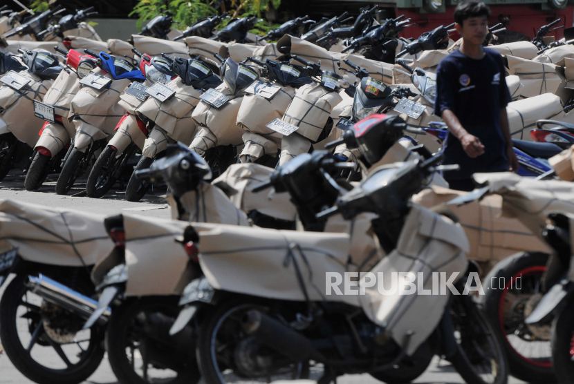 Petugas berjalan di dekat sepeda motor yang telah dikemas di Stasiun Jakarta Gudang KAI Logistik, Kampung Bandan, Jakarta, Jumat (14/4/2023). PT Kereta Api Indonesia Logistik bersama Kementerian Perhubungan menggelar program Mudik Motor Gratis (Motis) yang menyediakan jasa pengiriman sepeda motor gratis bagi pemudik yang pulang ke kampung halaman menggunakan transportasi umum dengan kuota sebanyak 10.440 sepeda motor.