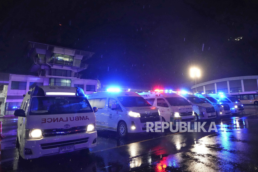 Ambulans menunggu untuk membawa penumpang dari penerbangan London-Singapura pesawat Singapore Airlines yang mengalami turbulensi parah, di Bangkok, Thailand, Selasa (21/5/2024).