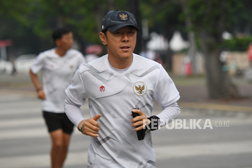 Pelatih sepak bola Timnas Indonesia Shin Tae-yong berlari saat memimpin sesi latihan perdana di Kawasan Gelora Bung Karno, Senayan, Jakarta, beberapa waktu lalu.